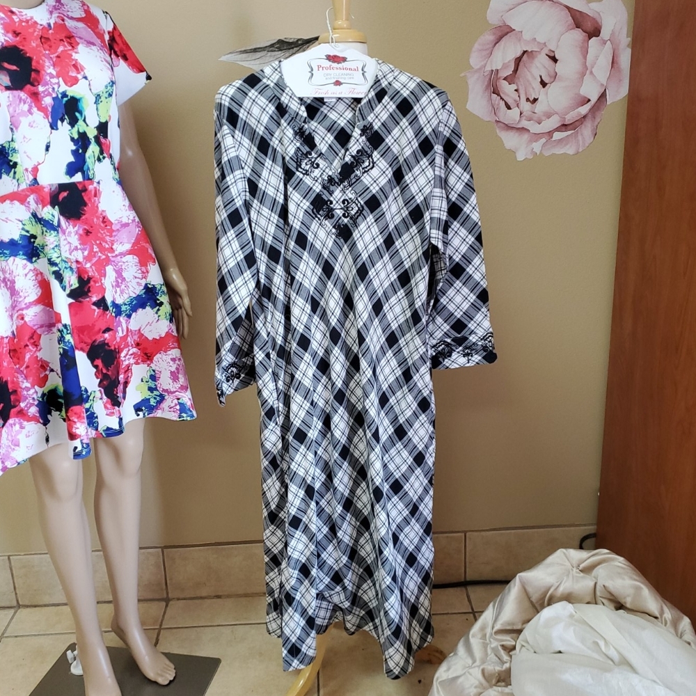 Oscar de la Renta Nightgown - Picture 1 of 8